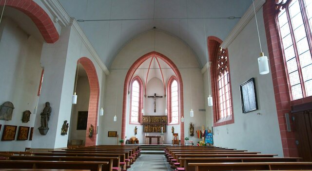 Katholische Lorenzkirche, Kirchenschiff, Chor, Altar